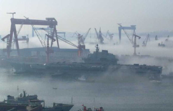 中國(guó)航母平臺(tái)完成11天海試 霧中歸航