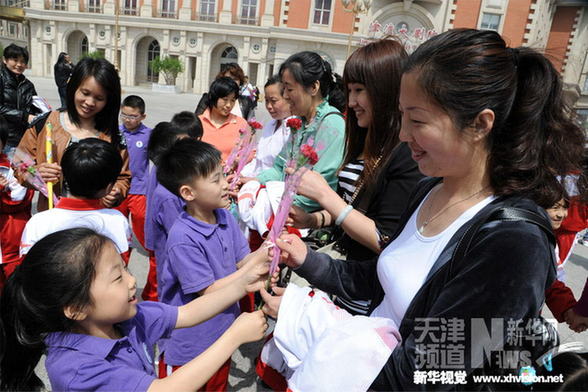 天津：低保、單親、外來(lái)務(wù)工子女圓夢(mèng)母親節(jié)