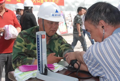 兵團建工師舉辦流動人口計劃生育服務(wù)萬里行活動