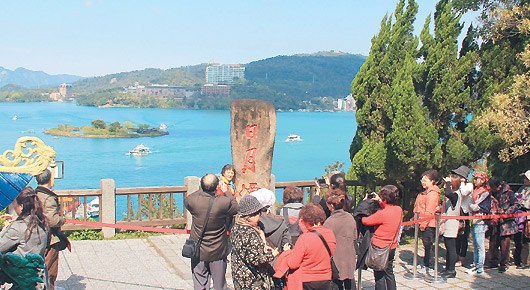 大陸客愛(ài)擠日月潭石碑拍照 “山寨碑”難分散人潮