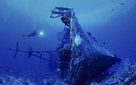 沉船遺骸 探秘不為人知的海底墳?zāi)?/></p>

<p>　　從古至今，很多出海的船沒能順利返航，他們遭遇了海難并沉入海底，無數(shù)人為此喪命，大海成為了他們的水下墳?zāi)埂Ｄ切┞殬I(yè)潛水員、潛水愛好者、搜尋寶藏的人以及水下考古學(xué)家為我們拍回了大量的沉船照片。這張照片是在紅海觸礁沉沒的英國SS Carnatic號底部的樣子。當(dāng)時，這艘船上的31名船員葬身大海。</p>
</p>
</div>
</div>

<div   class=