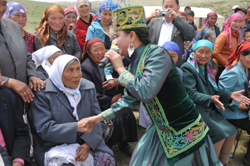 青河縣藝術(shù)團(tuán)赴牧區(qū)進(jìn)行公益演出