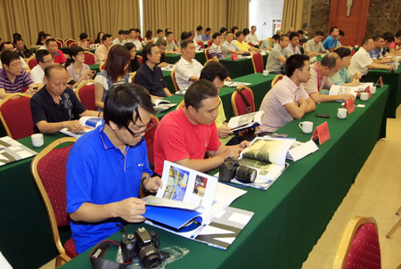 中英文《聚焦汕頭特區(qū)30周年》畫冊正式發(fā)行