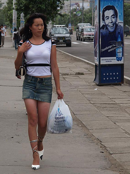 實(shí)拍蒙古國(guó)大街上出人意料的美女