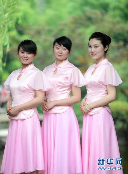 江蘇揚州個園導(dǎo)游換夏裝 化身“蘭花仙子”
