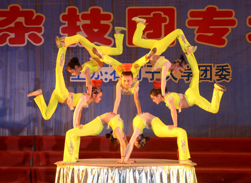 兵團雜技團來石大演出 為畢業(yè)生獻上厚禮