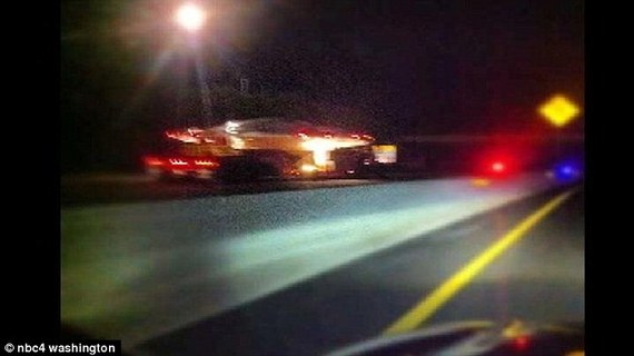 美高速公路現(xiàn)疑似UFO 被空軍運(yùn)走