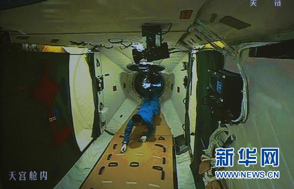 神九飛船首次載客會(huì)天宮 3名航天員入住感覺良好