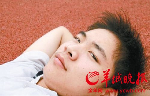 90后大學(xué)生宿舍當(dāng)奶爸 自述和棄嬰相處48小時(shí)