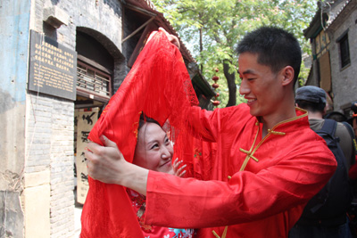 周村古商城舉行中國(guó)傳統(tǒng)民俗集體婚禮