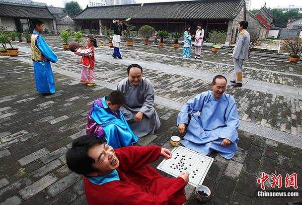 河南南陽(yáng)旅游局拍微電影 局長(zhǎng)客串乞丐