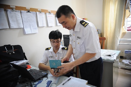 海南海事局轉(zhuǎn)變服務(wù)方式 登門服務(wù)完善船員信息數(shù)據(jù)庫