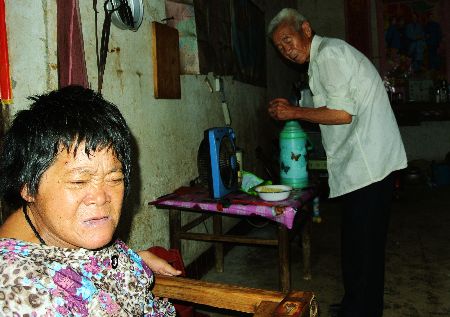 河南古稀老人照顧殘疾女兒40年（組圖）