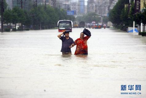 南方遭暴雨襲擊 城區(qū)可“看海”