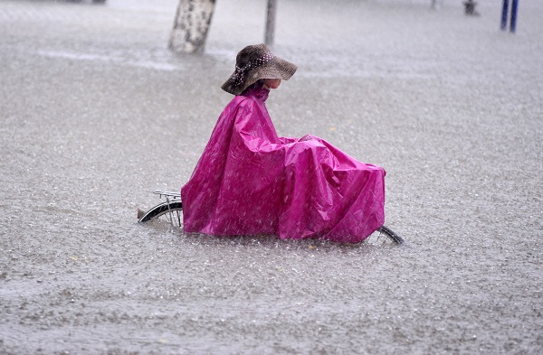 “韋森特”致?？诔掷m(xù)暴雨 多路段積水影響出行