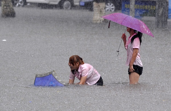 “韋森特”致?？诔掷m(xù)暴雨 多路段積水影響出行