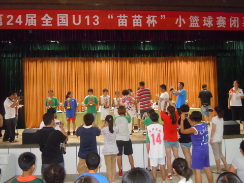 鄭州幸福路小學(xué)榮獲“苗苗杯”籃球賽多個(gè)獎(jiǎng)項(xiàng)