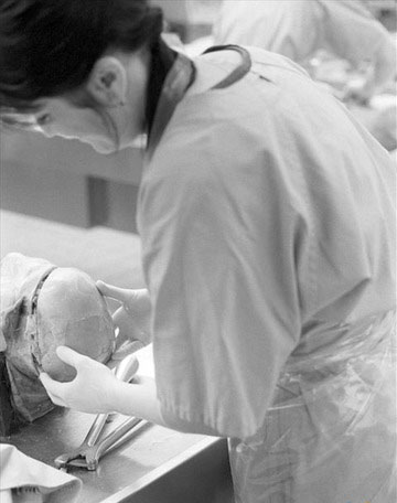 揭秘犯罪鑒證法醫(yī)如何讓死者“說話”