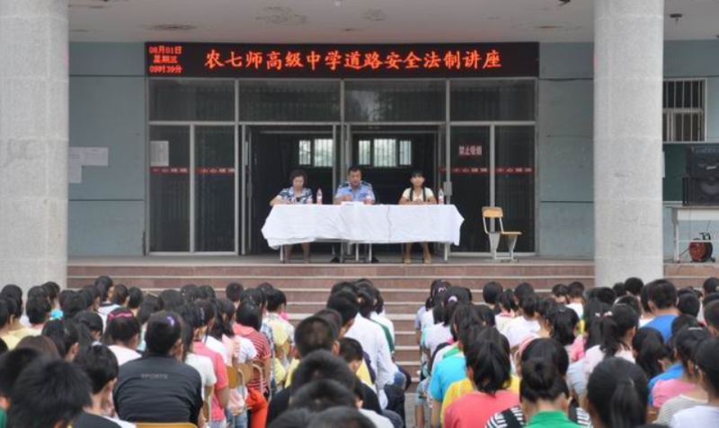 奎屯交警深入學(xué)校進(jìn)行道路交通安全知識講座