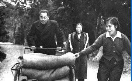 周恩來(lái)十大可愛(ài)瞬間 偉人也有萌態(tài)