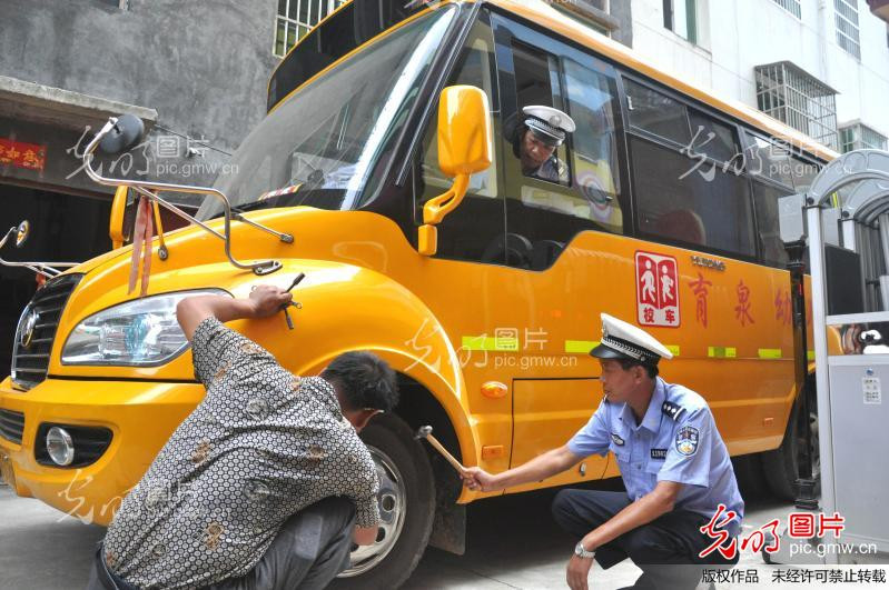 交警對校車進(jìn)行