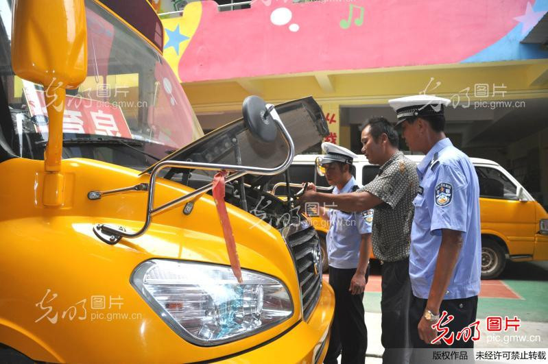 交警對(duì)校車進(jìn)行