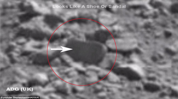 UFO研究者稱發(fā)現(xiàn)類似手指、鞋等形狀火星石塊