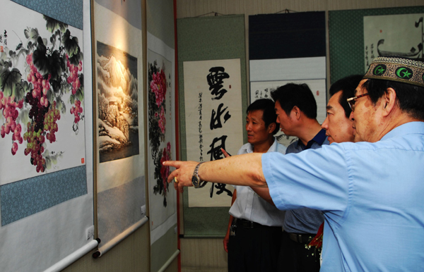 河南潢川：楊婷珍藏書畫攝影作品展在家鄉(xiāng)開(kāi)展