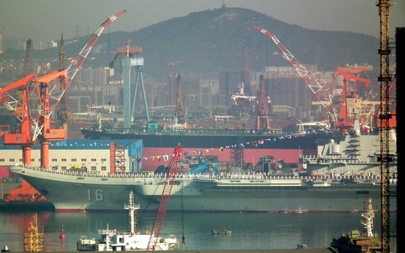 中國(guó)16號(hào)航母掛旗舉行站坡儀式即將服役