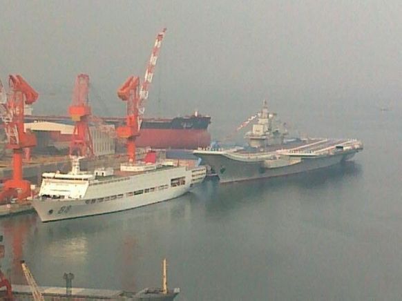 中國首艘航空母艦“遼寧”號(hào)正式交接入列