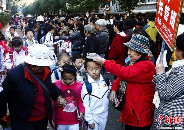 “中國(guó)式接送”引熱議 孩子成長(zhǎng)如此呵護(hù)