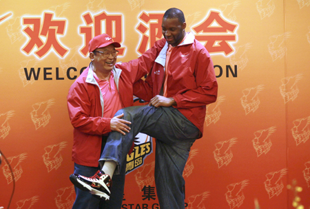 麥迪出席歡迎酒會 雙星俱樂部送見面禮