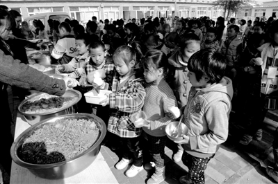 航天工程師辭職做打工子弟校校長自掏腰包維持學校