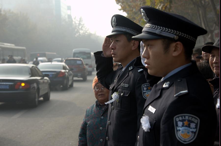山東辦案遇襲殉職民警黃升追悼會在徐州舉行
