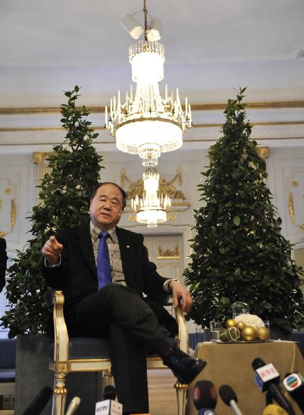 莫言抵達斯德哥爾摩并舉行新聞發(fā)布會