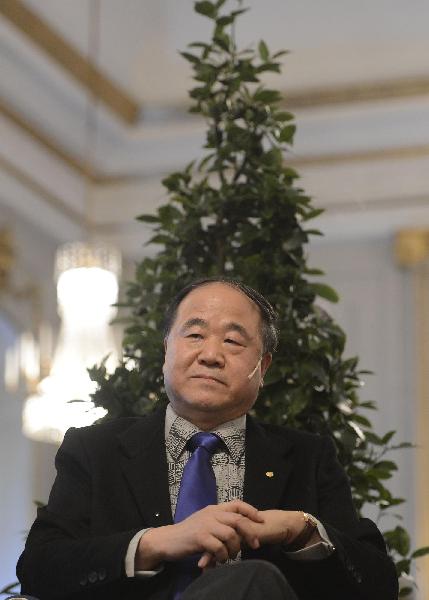 莫言抵達(dá)斯德哥爾摩并舉行新聞發(fā)布會(huì)