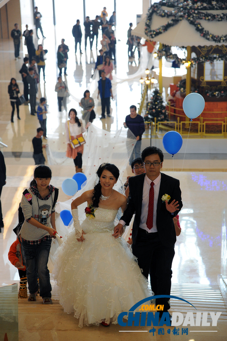 南寧一對(duì)新人為婚禮自制520米長婚紗