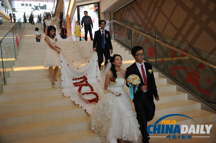 南寧一對新人為婚禮自制520米長婚紗