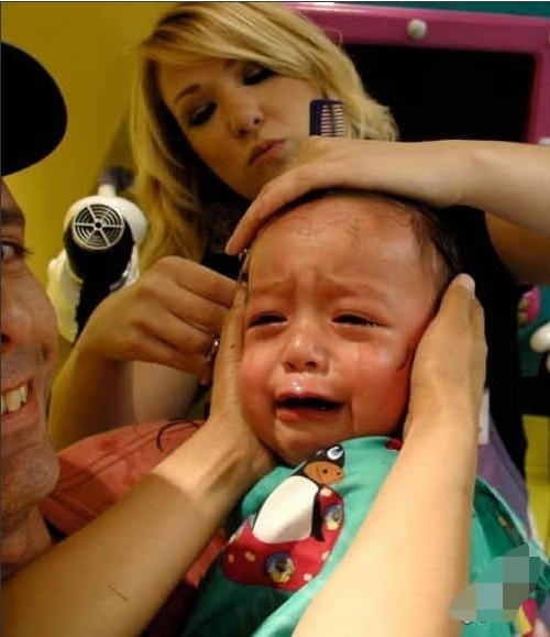 又囧又萌！寶寶理發(fā)好傷心