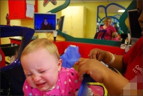 又囧又萌！寶寶理發(fā)好傷心