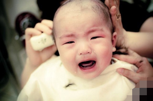 又囧又萌！寶寶理發(fā)好傷心