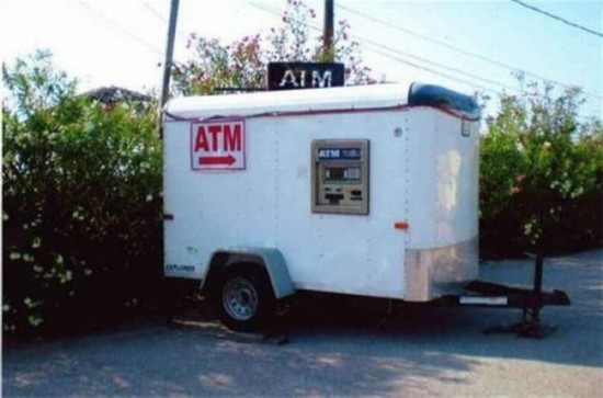 看看ATM機前的囧人囧事