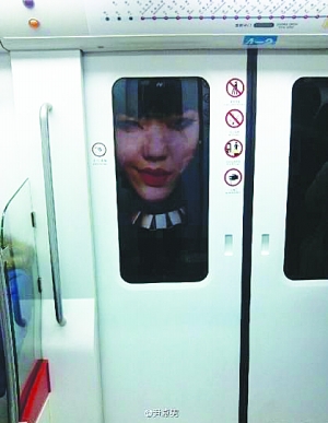 吳莫愁地鐵海報嚇呆乘客 網(wǎng)友：以為她趴在車門外