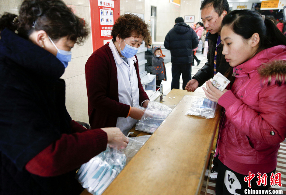 北京持續(xù)霧霾引發(fā)市民搶購(gòu)口罩