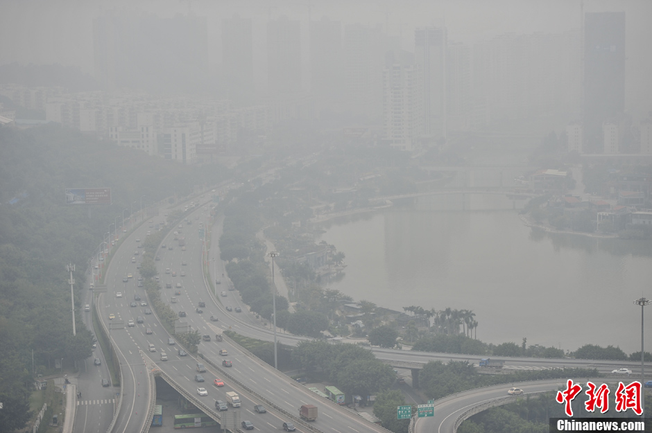 北京持續(xù)霧霾引發(fā)市民搶購口罩