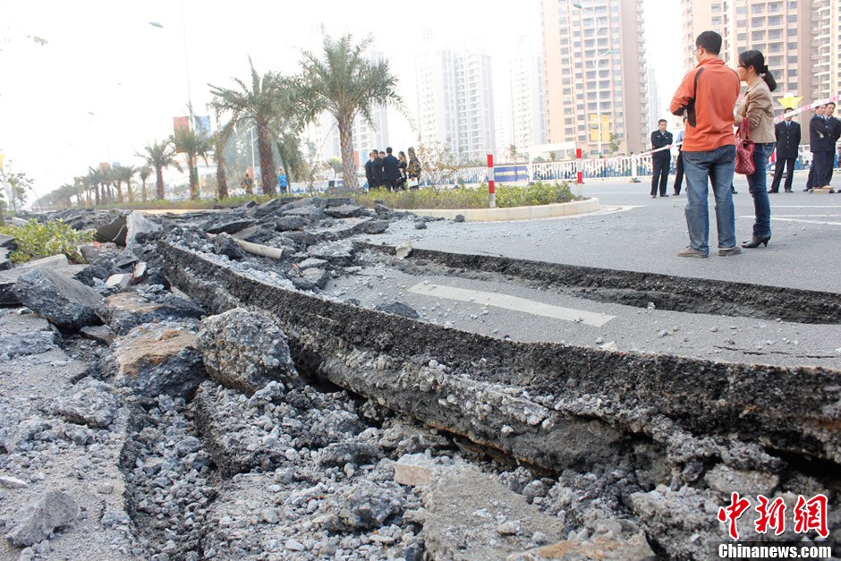 廣西北海地下管道發(fā)生爆炸 掀翻80米路面