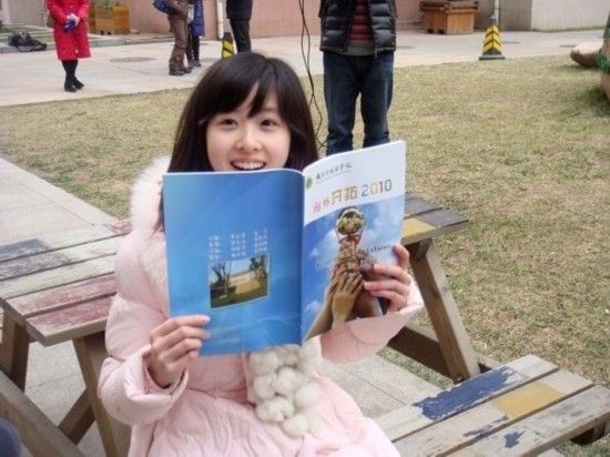 “奶茶妹妹”實(shí)習(xí)當(dāng)記者引圍觀 海量生活照曝光