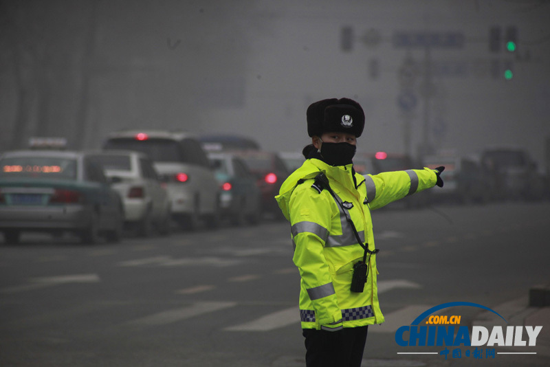 濟(jì)南交警佩戴口罩執(zhí)勤 全國尚屬首例