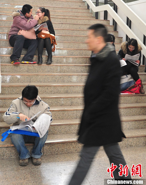 北京春季招聘會(huì)上的求職者百態(tài)