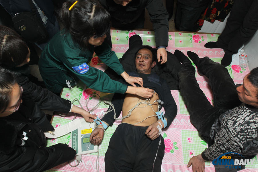 直升機(jī)出動(dòng) 救出松花江上被困船員